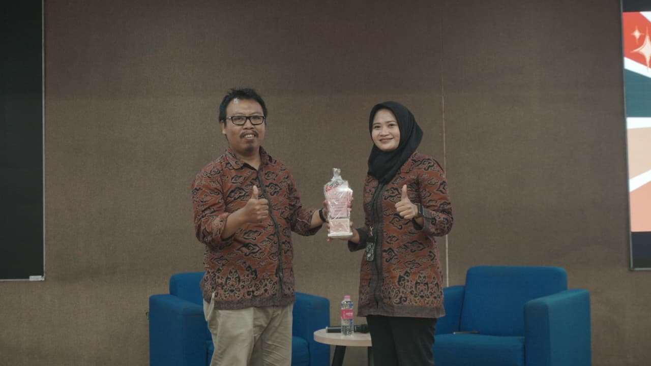 Pemberian Plakat Kepada Pemateri Pertama, Bapak Maulana Tomy Abiyasa, A.Md, PK, SKM, M.Kom.